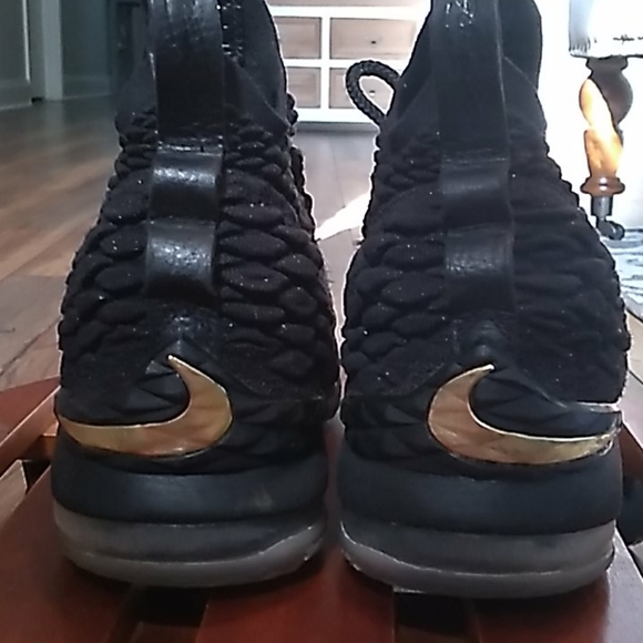 LeBron XV *Slightly worn* - Picture 4 of 9